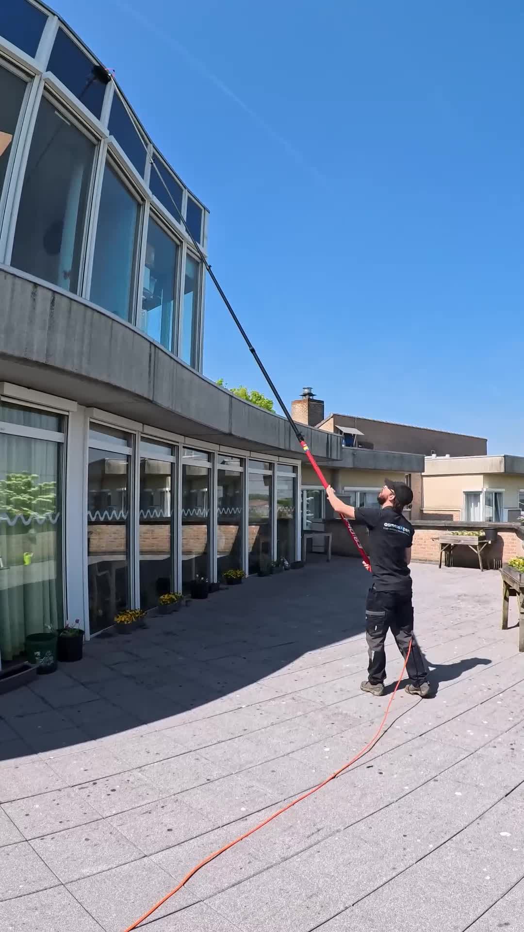OsmoseXpert aan het werk met een telescoopsteel